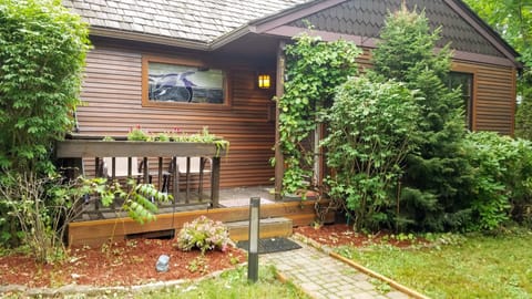 Cozy, private cottage in an amazing location. Walk downtown, Tubbs HIll and lake