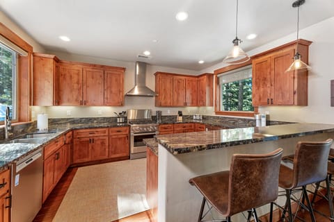 Chef's Kitchen with breakfast bar