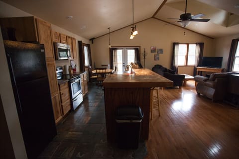 Private kitchen | Fridge, microwave, oven, stovetop