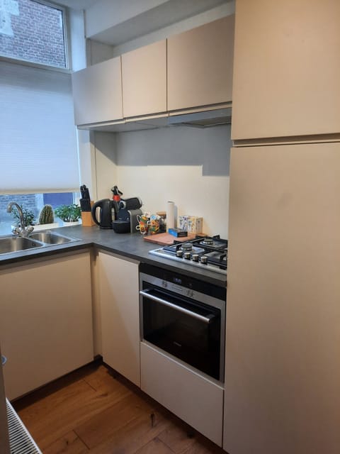 Fridge, oven, stovetop, coffee/tea maker