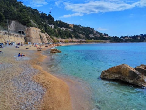 Beach nearby, sun loungers, beach towels