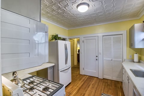 Gas range and French-door refrigerator with ice maker.