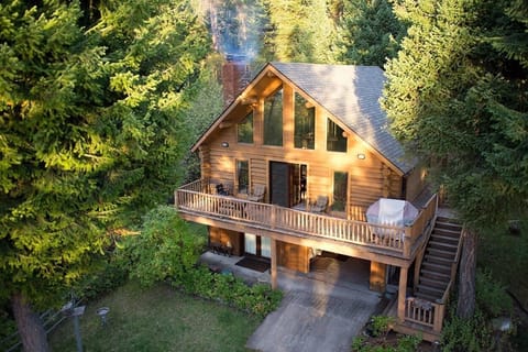 Cozy log home tucked in the woods with Flathead lake front access