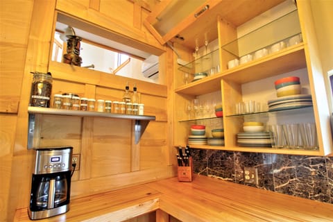 Full service for 9 + spares. Coffee maker. We happily provide beans / grinder!