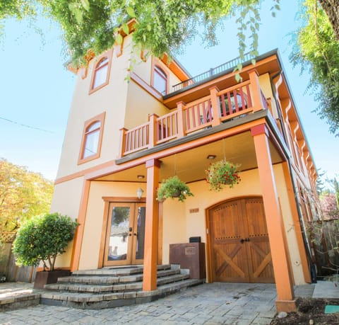 Walk score: 97 Step out our front door and experience NE PDXs best neighborhood!