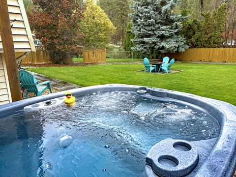 RELAX let your stress melt away in our hot bubbling 5-person outdoor Caldera Spa