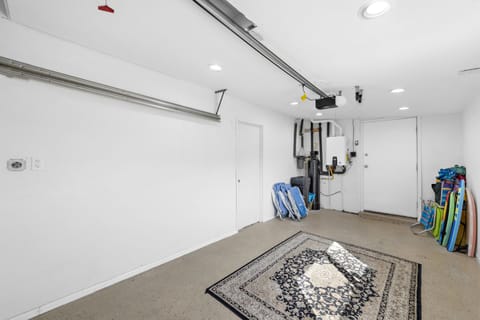 22) Single Car Garage with Beach Chairs, Umbrella & Bogy Boards
(STR15-0397)