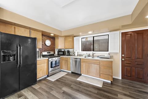 7) Kitchen
(STR15-0397)