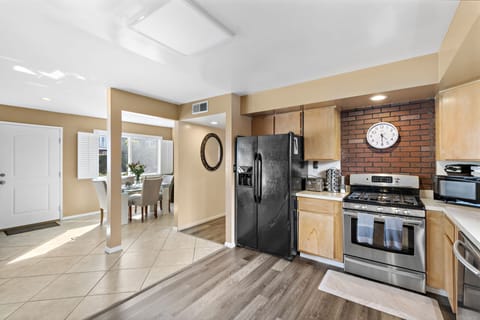 8) Kitchen Open Floor Plan
(STR15-0397)