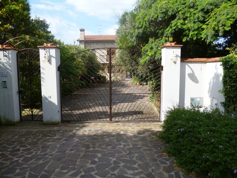 Cancello - Front gate