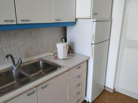 Fridge, oven, stovetop, coffee/tea maker