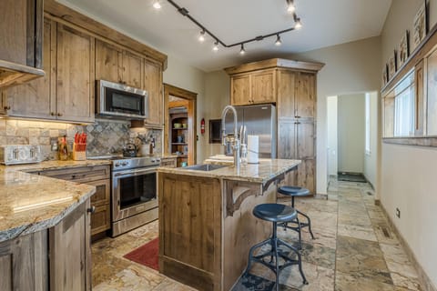 From morning coffee to home-cooked dinners, this kitchen has everything you need!