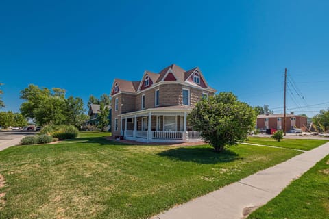 Stay in a beautifully preserved historic home in Fruita, CO – with private parking and easy downtown access!
