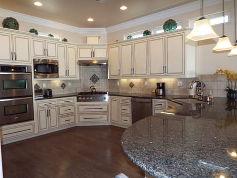 Gorgeous kitchen- Granite contertops, stainless steel appliances, nautical desig