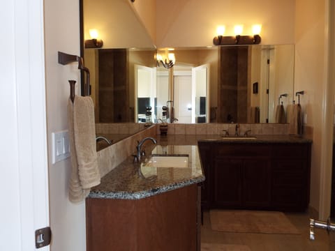 Master Bathroom Granite Countertops Double sinks Ample lighting Soap Provided!!!