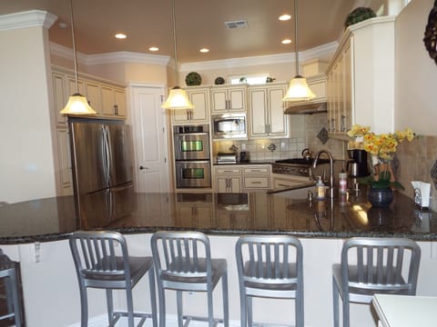 Kitchen Bar- Granite Countertops- Pantry, Stainless Apliances- Ample lighting!!!