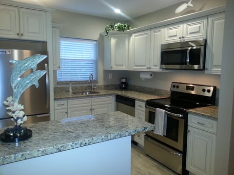 Private kitchen | Fridge, microwave, oven, stovetop