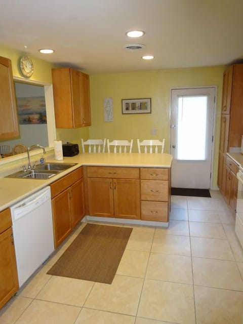 Private kitchen | Fridge, microwave, oven, stovetop