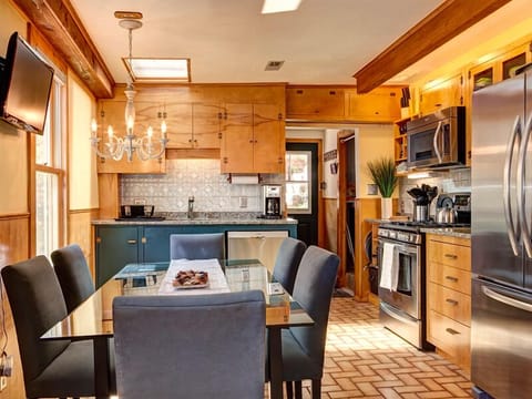 Chef's kitchen ~ Eat in dining area ~ SS appliances ~ Granite counters