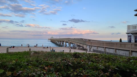 Beach nearby, sun loungers, beach towels