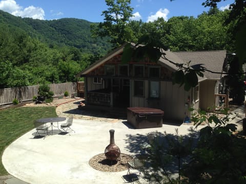 The mountains are calling you to come relax & enjoy this pet-friendly cottage