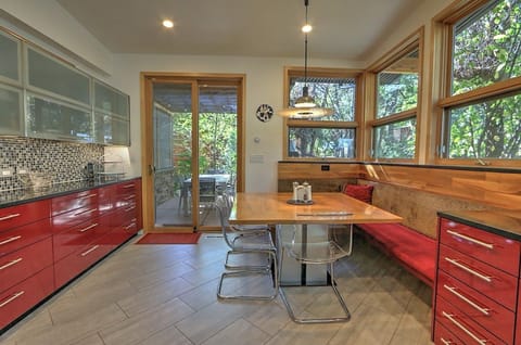 Cozy eat-in kitchen with wrap around bench