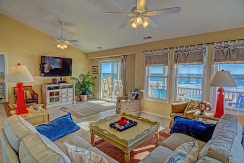 Living Room - open floor plan, vaulted ceiling 60' SHDTV and breathtaking views