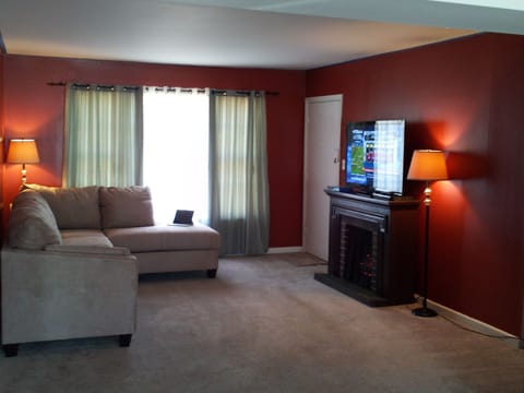 Cozy Living with Fireplace, 50+ TV, Internet, Ipod charger, & Blueray/DVD player