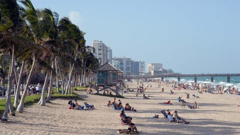 Beach nearby, sun loungers, beach towels