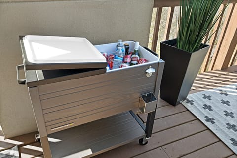 Rolling Insulated Cooler for drinks and ice