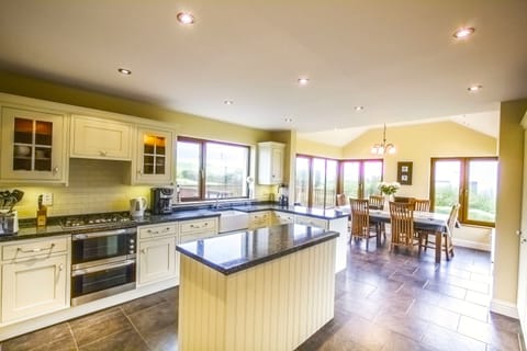 Beautiful fully equipped country Kitchen. Wonderful Ocean and Mountain Views.