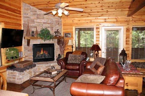 Charming 1BR Luxury Log Cabin has it all.Pools*Porch*Cable*Internet*FP*WD*Resort