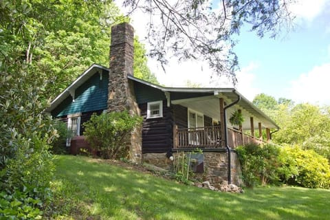 Restored 1920's Chestnut Log Cabin, hot tub, walk to town, on the Appalachian Tr