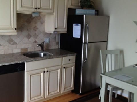 Full-size fridge, microwave, oven, stovetop