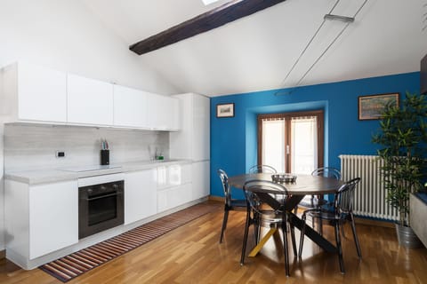 Brand new furniture, Italian design. Fully equipped kitchen.
Bright & welcoming