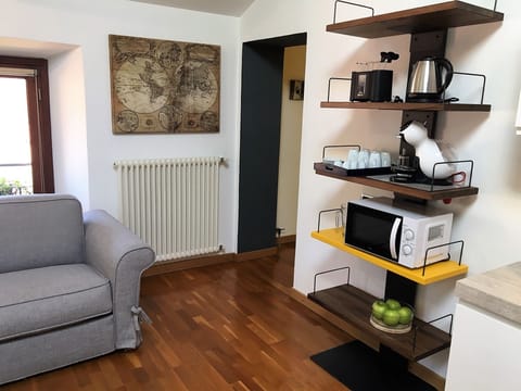 Brand new furnitures and equipments.
Decorative details