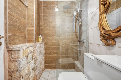 Shower, jetted tub, eco-friendly toiletries, hair dryer