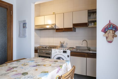 Cucina con tavolo da pranzo