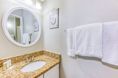 Bathroom | Combined shower/tub, hair dryer, towels