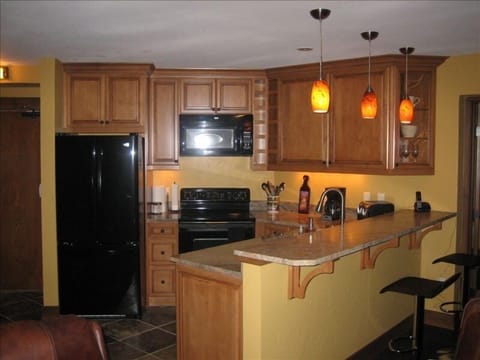 Private kitchen | Fridge, microwave, oven, stovetop