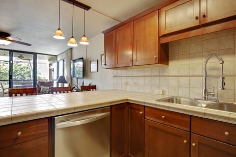 Fresh, Modern Fully Equipped Kitchen 