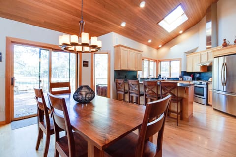Dining for 10 + 4 stools, doors to deck w/ view of Woodlands course & hot tub