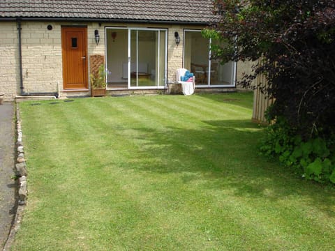 Level front lawn area with bench seat, fantastic view, full on summer sunshine!