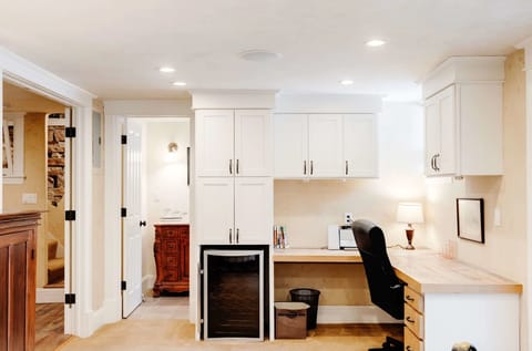 ⭐️ Workspace with a very fast & secure WiFi network. "You will ❤️ the chair"