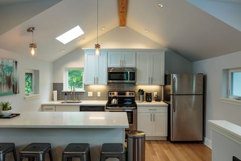 Come stay in our newly constructed detached private backyard cottage.
