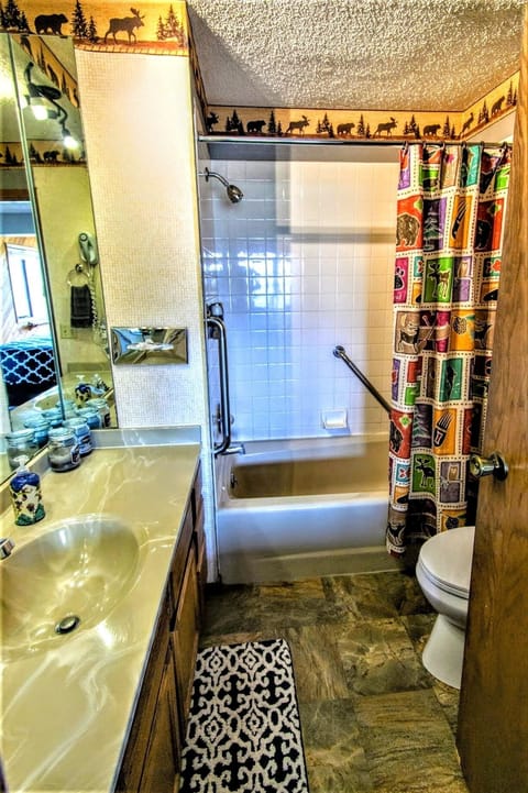 Combined shower/tub, eco-friendly toiletries, hair dryer, towels