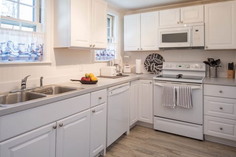 Bright, airy kitchen , perfect for cooking meals