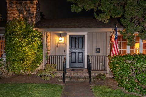 Warm and inviting entrance with a Dutch door to let in the sun & surfer chatter!