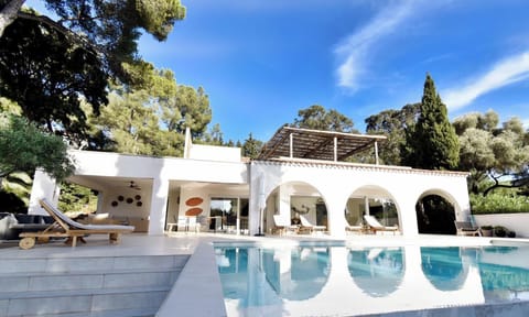 Outdoor pool, an infinity pool