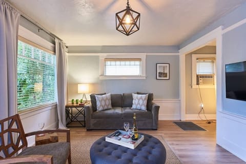 Chic and cozy Bungalow by the waterfront. Enjoy the Bay Area from this central hub, make it your home away from home.